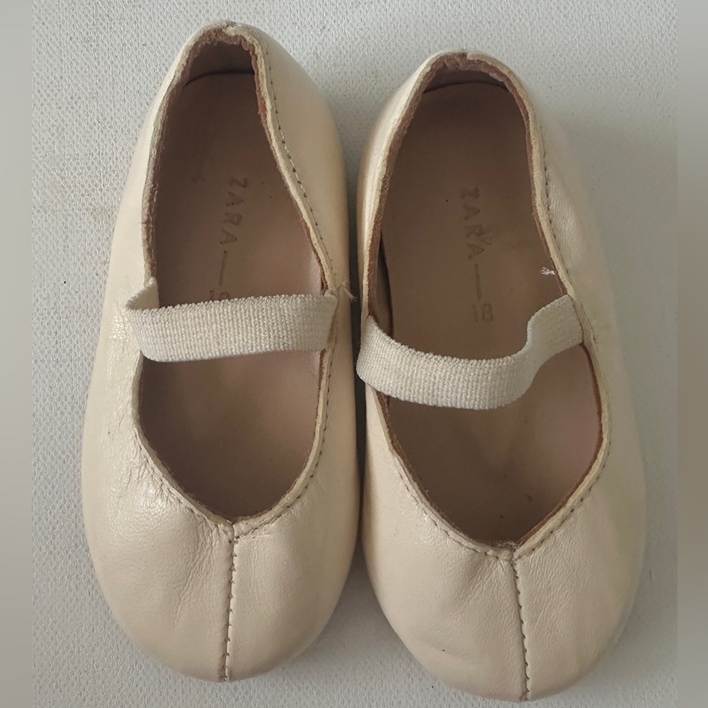 Zara girl’s  Cream Dress Shoes with Classic Mary Jane Style.  Size 2.5 US-18 EU.